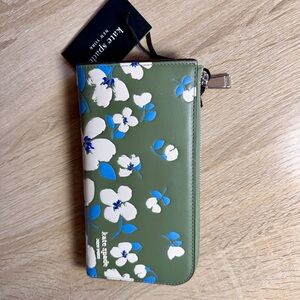 #80 
Kate Spade Mint Green Zip Wallet